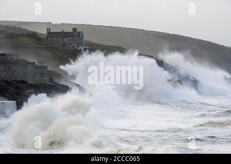 Porthleven, Cornwall, Royaume-Uni. 21 août 2020. Météo Royaume-Uni. D'énormes vagues de la tempête Ellen fracassent dans les falaises et les défenses côtières à Porthleven, dans les Cornouailles, au début de la matinée à marée haute, lors d'une journée de vents de force gale. Crédit photo : Graham Hunt/Alamy Live News Banque D'Images