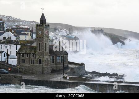 Porthleven, Cornwall, Royaume-Uni. 21 août 2020. Météo Royaume-Uni. D'énormes vagues de la tempête Ellen fracassent dans les falaises et les défenses côtières à Porthleven, dans les Cornouailles, au début de la matinée à marée haute, lors d'une journée de vents de force gale. Crédit photo : Graham Hunt/Alamy Live News Banque D'Images