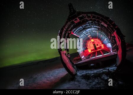 Belle épave avion illuminé sur Solheimasandur, Islande. Célèbre lieu touristique de l'abandon de l'épave de la marine américaine, Dakota. Banque D'Images