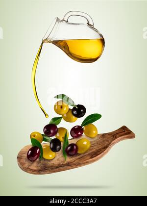 Avec le vol de l'huile d'olive olives dans bol en bois, concept d'une saine alimentation. Studio photo en haute résolution. Le régime alimentaire et l'alimentation santé et mode de vie. Séparer Banque D'Images