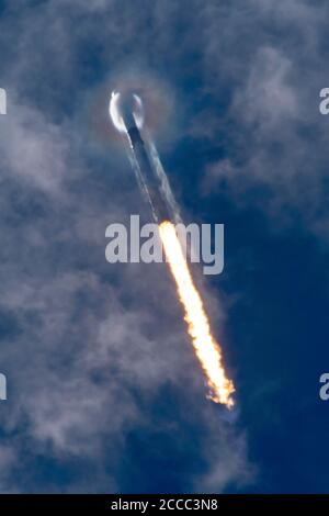 CAPE CANAVERAL, États-Unis - 18 août 2020 - le mardi 18 août à 10 h 31 HAE, SpaceX a lancé sa onzième mission Starlink, qui comprenait 58 Starl Banque D'Images