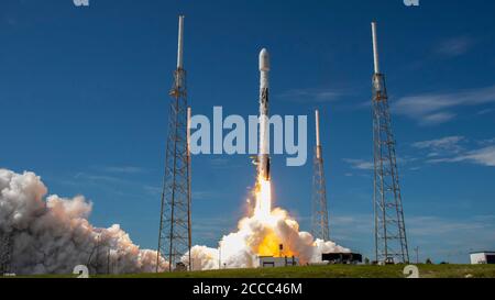 CAPE CANAVERAL, États-Unis - 18 août 2020 - le mardi 18 août à 10 h 31 HAE, SpaceX a lancé sa onzième mission Starlink, qui comprenait 58 Starl Banque D'Images