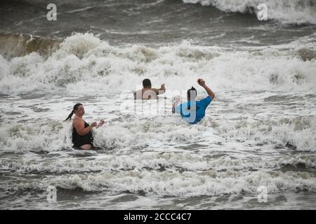 Brecon Beacons, pays de Galles. 21 août 2020. Météo au Royaume-Uni : un groupe de personnes brave les conditions à Porthcawl, dans le sud du pays de Galles, et se rendent dans la mer vendredi matin pendant la tempête Ellen, qui a provoqué de forts vents dans la région et dans le reste du Royaume-Uni. Crédit : Robert Melen/Alamy Live News. Banque D'Images