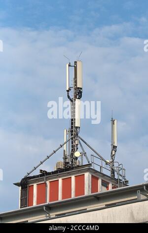 1er août 2020, Kiel, un mât de téléphone cellulaire avec diverses antennes de téléphone cellulaire sur un toit de maison dans le centre-ville de Kiel. | utilisation dans le monde entier Banque D'Images