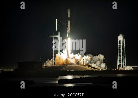 CAPE CANAVERAL, États-Unis - 07 août 2020 - le vendredi 7 août à 1 h 12 HAE, 5 h 12 UTC, SpaceX a lancé sa dixième mission Starlink, qui comprenait 57 S. Banque D'Images