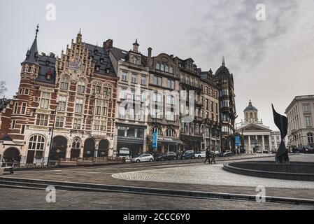 Le monument de l'oreille de Whirling par Alexander Calder avec une rangée de maisons belges typiques fournissent un aperçu architectural gothique néoclassique, Bruxelles Banque D'Images