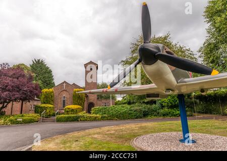 Spitfire K9998 gardien de la porte QJ-K devant la chapelle du souvenir de la Royal Air Force de St George à Biggin Hill. VOIR LES DÉTAILS DANS DESC Banque D'Images