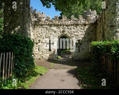 La 1777 porte médiévale factice dans le parc du château de Reigate à Reigate Surrey Angleterre Royaume-Uni 2020 Banque D'Images