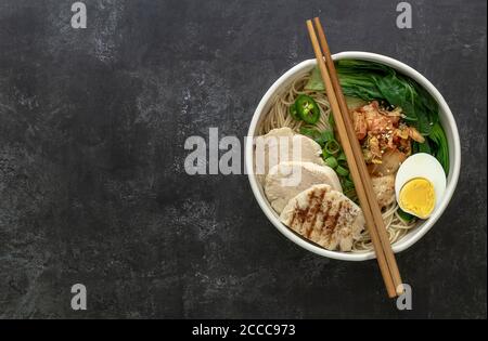 Nouilles asiatiques miso Ramen avec œuf, poulet et chou pak choi dans un bol. Cuisine japonaise. Banque D'Images