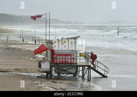 Storm Ellen batte la côte sud de l'Angleterre au plus fort de la saison des vacances d'été avec des rafales de vent jusqu'à 60 km/h et une marée haute, Lifeguard la station de sauveteur, Boscombe, Bournemouth, Dorset, Royaume-Uni, le 21 août 2020 Banque D'Images