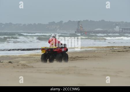 Storm Ellen batte la côte sud de l'Angleterre au plus fort de la saison des fêtes d'été avec des rafales de vent jusqu'à 60 km/h et une marée haute, Boscombe, Bournemouth, Dorset, Royaume-Uni, le 21 août 2020 Banque D'Images