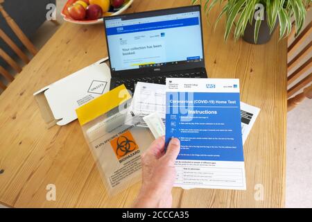 Kit de test en écouvillon à domicile du coronavirus britannique fourni par le département de Santé et soins sociaux ( DHSC ) En collaboration avec Imperial College London et Ipsos MORI Banque D'Images