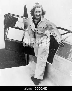 BERYL MARKHAM (1902-1986) pilote anglo-kenyan, auteur, entraîneur de chevaux de course avec son avion Vega Gull Banque D'Images