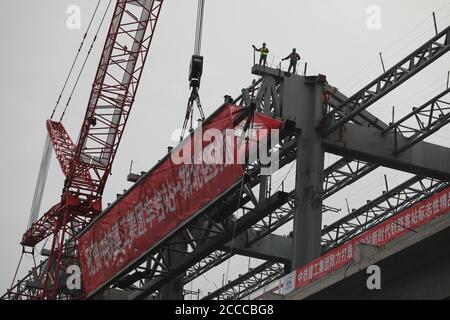 Pékin, Pékin, Chine. 21 août 2020. Beijingà¯ÂμÅ'CHINE-le 18 août 2020, Beijing, avec le levage du dernier sous-treillis de 19.9 mètres de long, 14.9 tonnes, marquant la fermeture de la structure principale du quartier nord de Beijing Fengtai Station phase I, posant une base solide pour la construction de la ligne Beijing-Guangzhou existante, la ligne beijing-Shanghai Universal Speed Railway et la deuxième phase du projet.Beijing Fengtai Railway station est la première grande gare moderne avec la disposition de la vitesse normale et de la grande vitesse double-couche station de camion en Chine, et WIL Banque D'Images