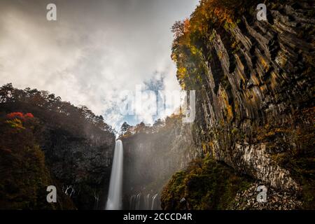 Impressionnantes chutes de Kegon près de Nikko au Japon. Vue panoramique sur les falaises et la cascade en automne Banque D'Images