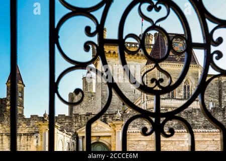 France. Gard (30) la ville d'Uzes. Château ducal vu à travers une grille. Connu sous le nom de duché d'Uzès et de sa tour de Bermonde Banque D'Images