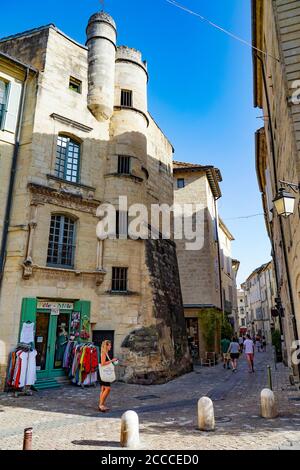 France. Gard (30) Uzes. Bâtiment médiéval dans la vieille ville Banque D'Images