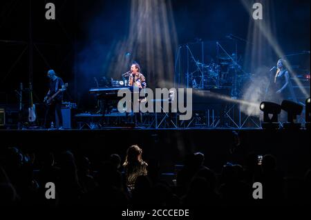 FORTE DEI MARMI, ITALIE - 17 AOÛT 2020 : Roby Facchinetti chante sur la scène de Villa Bertelli à forte dei Marmi avec son groupe. Banque D'Images