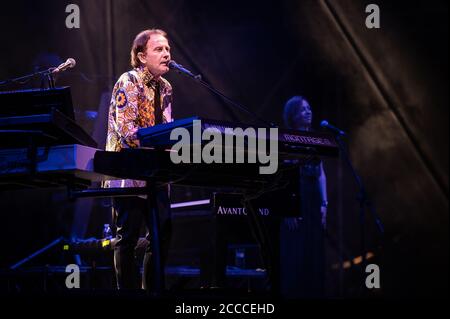 FORTE DEI MARMI, ITALIE - 17 AOÛT 2020 : Roby Facchinetti chante sur la scène de Villa Bertelli à forte dei Marmi avec son groupe. Banque D'Images