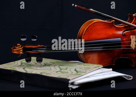 Encore-vie avec un violon Banque D'Images