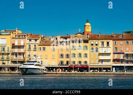 France. Var (83). Saint Tropez. Bateau dans le vieux port Banque D'Images