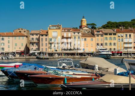 France. Var (83). Saint Tropez. Ancien port. Bateaux dans le vieux port Banque D'Images