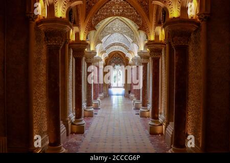 Intérieur de palais incroyable avec une fenêtre sur le jardin en arrière-plan. Palais Monserrate à Sintra, Portugal Banque D'Images