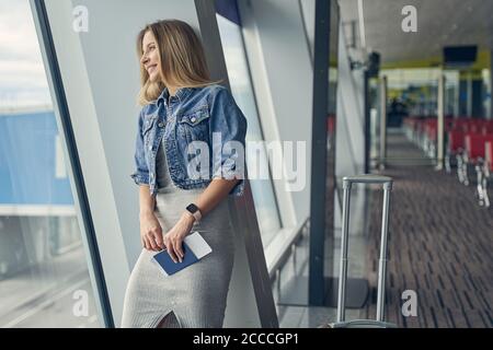 Jeune femme tendre rêvant de vacances Banque D'Images