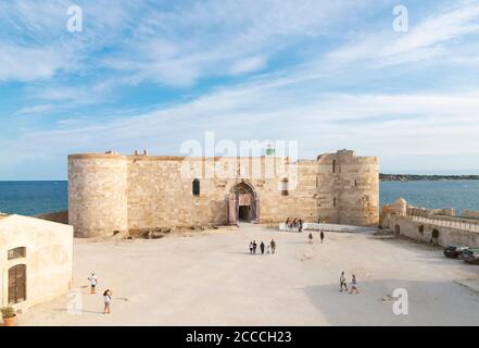 Vue sur le château de Maniace, l'ancienne forteresse de Syracuse, l'île d'Ortigia, la Sicile Banque D'Images