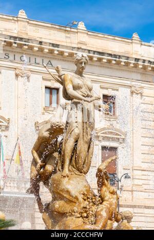 Détail de la fontaine de Diana/Diane dans le centre historique de Syracuse, Ortigia. Syracuse, Sicile Banque D'Images