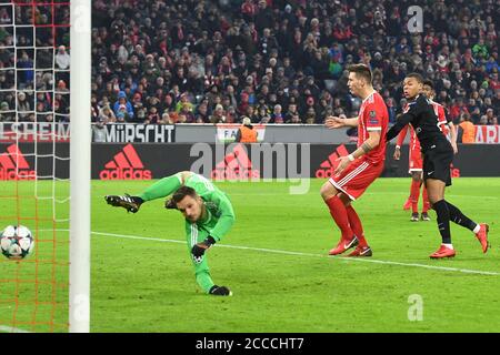 Aperçu de la finale 2020 de la Ligue des Champions Paris St.Germain-FC Bayern Munich le 23 août 2020. Archive photo; Kylian MBAPPE (PSG), header to the 2-1 versus Niklas SUELE (FC Bayern Munich) et Sven ULREICH, goalwart (FC Bayern Munich), action, FC Bayern Munich-Paris Saint Germain 3-1, Ligue des champions de football, stade de groupe, 5 décembre 2017. ALLIANCES A. utilisation dans le monde entier Banque D'Images