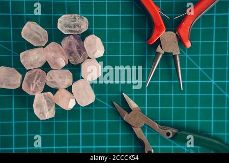 Photo de l'ensemble de bijoux pour faire des choses faites à la main isolées sur arrière-plan vert Banque D'Images