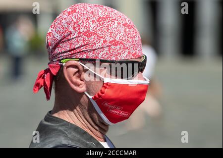 21 août 2020, Saxe, Dresde: Un participant à un rassemblement de l'Union industrielle Bauen-Agrar-Umwelt (IG BAU) pour des salaires plus élevés et de meilleures conditions de travail est debout sur le Neumarkt, portant un masque facial avec l'inscription "respect pour notre travail". Le syndicat exige une augmentation de salaire de 6.8 pour cent pour les quelque 114,000 employés de Saxe, Saxe-Anhalt et Thuringe. Photo: Sebastian Kahnert/dpa-Zentralbild/dpa Banque D'Images