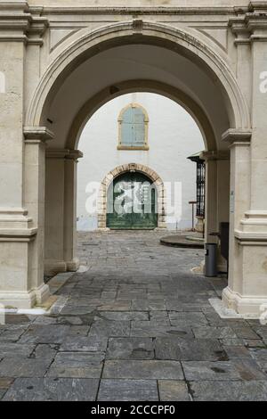 Graz, Autriche. Août 2020. Les armoiries de la ville dessinées dans une grande porte d'entrée dans la cour du Grazer Landhaus Banque D'Images