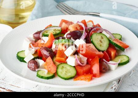 Salade grecque de village horiatiki avec feta, olives, tomates cerises, concombre et oignon rouge Banque D'Images