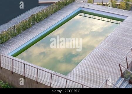 Vue aérienne de l'eau calme dans la piscine Banque D'Images