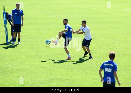 Marco Djuricin (KSC) en duels avec l'entraîneur Christian Eichner (KSC) (de gauche à droite). GES/football/2. Bundesliga: Karlsruher SC - camp d'entraînement, 21 août 2020 football: 2. Bundesliga: Camp d'entraînement KSC, Bad Leonfelden, Autriche, 21 août 2020 | utilisation dans le monde entier Banque D'Images