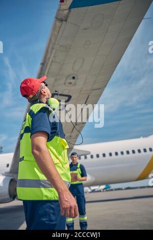 Ingénieurs effectuant une inspection visuelle d'un avion de ligne Banque D'Images