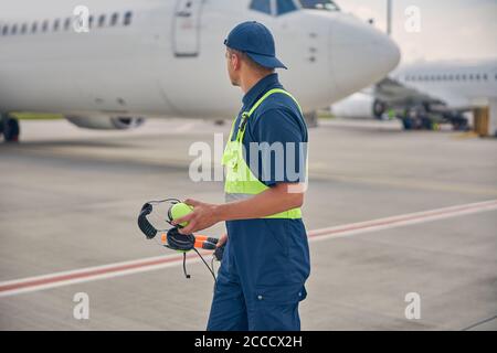 Signaleur en uniforme debout à l'aérodrome Banque D'Images