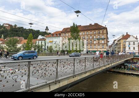 Graz, Autriche. Août 2020. Les écluses laissées par les amoureux sur le pont Erzherzog-Johann Banque D'Images