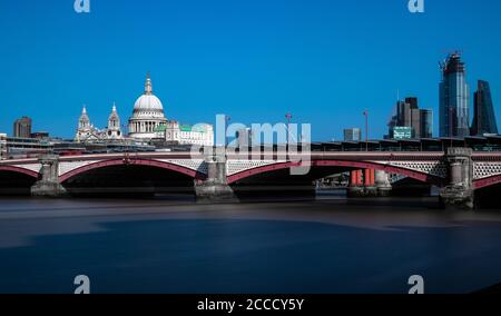 LONDRES, ROYAUME-UNI - 21 septembre 2019 : la photo a été prise pendant un après-midi ensoleillé à Londres. Il est en exposition longue avec un filtre à 10 arrêts qui capture les deux TH Banque D'Images