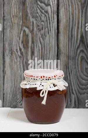 Bourrage dans un bol en verre. Se tient sur une surface blanche. Sur fond de planches de pin peintes. Banque D'Images