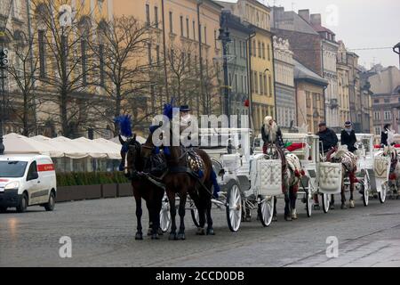 Cracovie, Pologne - 16 décembre 2014 : file d'attente de calèche pour les touristes pendant la veille de noël en hiver Banque D'Images