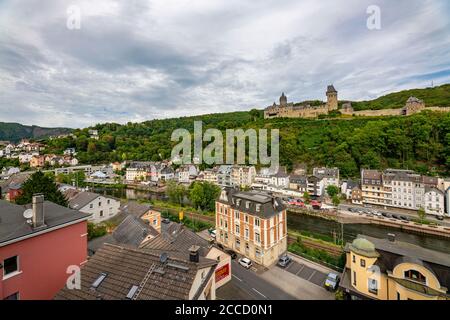 La ville d'Altena à Sauerland, Märkischer Kreis, Burg Altena, première auberge de jeunesse allemande, sur la rivière Lenne, NRW, Allemagne Banque D'Images