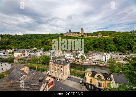 La ville d'Altena à Sauerland, Märkischer Kreis, Burg Altena, première auberge de jeunesse allemande, sur la rivière Lenne, NRW, Allemagne Banque D'Images