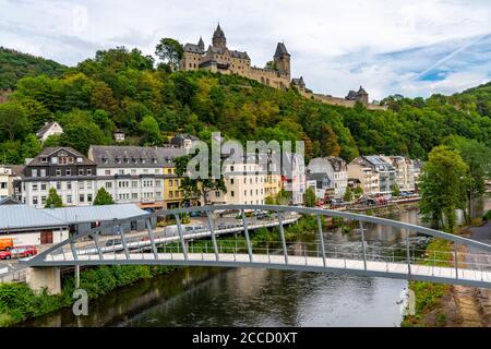 La ville d'Altena à Sauerland, Märkischer Kreis, Burg Altena, première auberge de jeunesse allemande, sur la rivière Lenne, NRW, Allemagne Banque D'Images