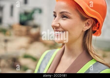 Femme ingénieur civil portant un casque de sécurité Banque D'Images