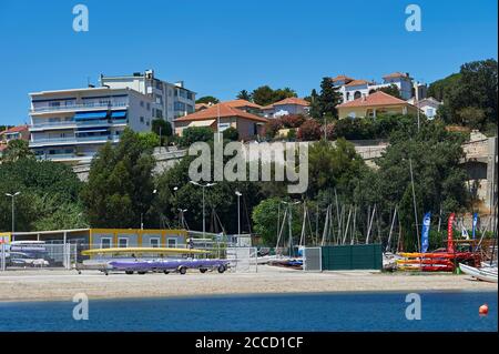 Toulon (sud-est de la France) : bâtiments, villas et parc aquatique sur la Pointe du Cap Brun, vue de la mer Banque D'Images