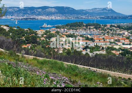 Saint-Mandrier-sur-Mer (sud-est de la France) : le port de plaisance et le port naturel de Toulon en arrière-plan *** Légende locale *** Banque D'Images