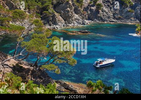 Hyères (sud-est de la France) : bateaux à ancre dans une mer translucide près de la plage 'plage d'Escampo-Barriou', péninsule de Giens Banque D'Images